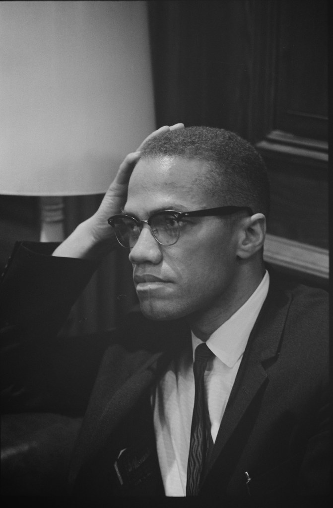 Photo de Malcolm X alors qu'il attend la conférence de presse du roi