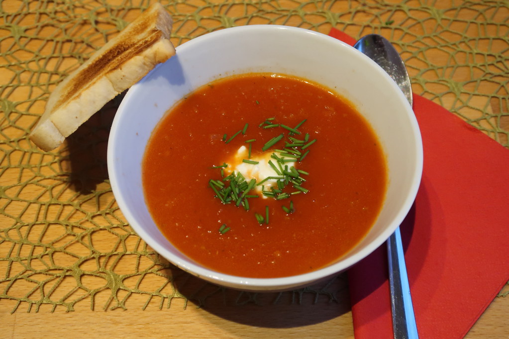 Tomaten-Chili-Suppe Rest mit einem Klecks Schmand und Schn… | Flickr