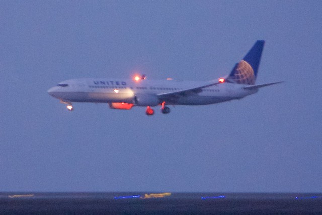 United Boeing 737 landing SFO, beacon on, panned DSC_0865 (1)