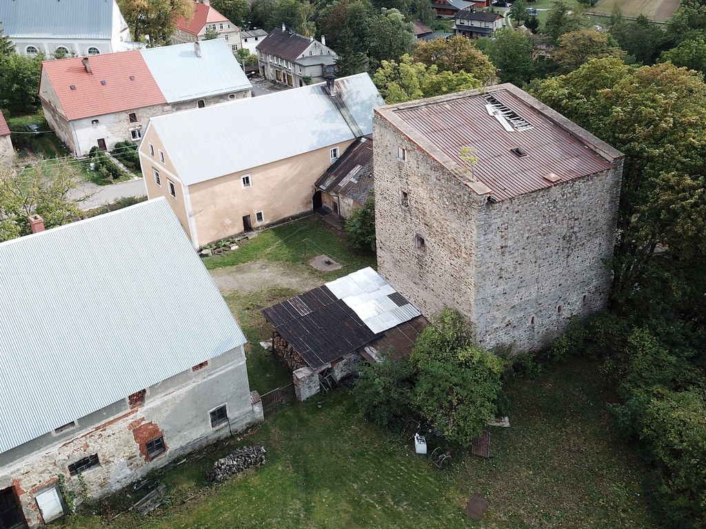 Wieża rycerska w Starej Łomnicy z lotu ptaka od północnego zachodu
