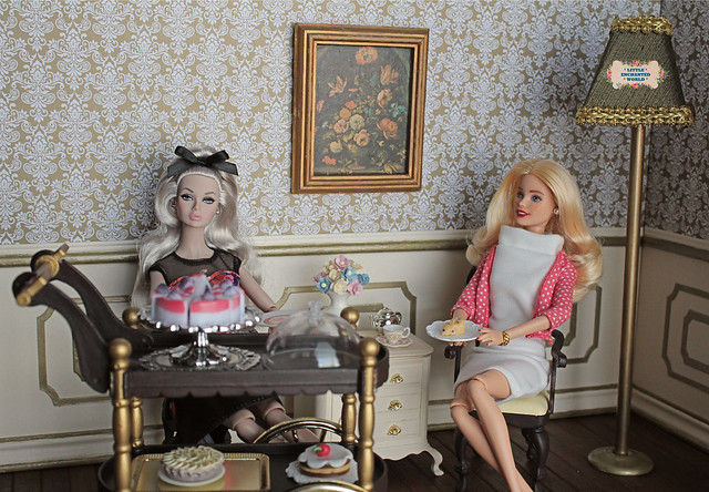 This Saturday afternoon, Catherine and her best friend decided to talk and take a wonderful five o'clock tea. ☕🍩🍪🍰This way they wish you a very good weekend! 😊