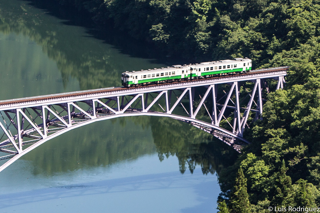Tren de la línea Tadami cruzando el primer puente sobre el río