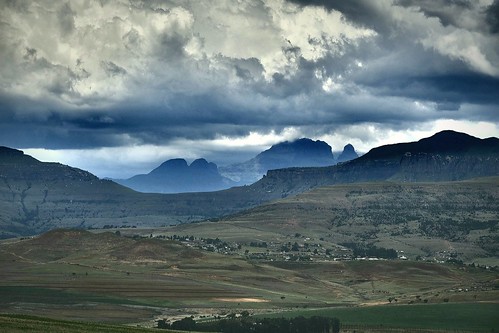 electricalstorm thunderstorm storm stormclouds mountains montusi drakensberg southafrica landscape dramatic fujifilmxt3 fujinonxf50140 dynamicfilter