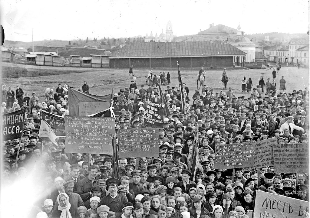 Военная тревога 1927 г. Митинг, г. Галич, 1 мая 1927 г.. Троцкистская демонстрация 1927. Первые годы Советской власти.