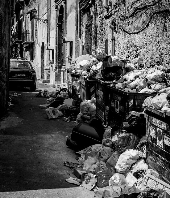 Part two: La Sicilia è.....a impressive barricades of trash... =O( (Palermo)