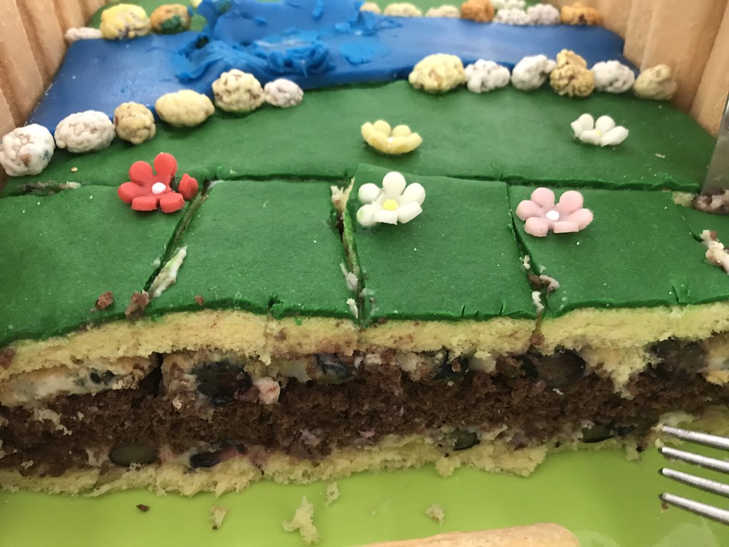 Piskóta torta marcipános áfonyás krémmel / Sponge cake with marzipan and blueberry