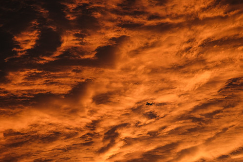 sky dramatic sunset plane cloud cloudscape cloudporn orange nature fujifilm xt2 vienna himmel dramatisch sonnenuntergang flugzeug wolken bewölkt weather wetter natur wien fotografie photography xf18135mmf3556r lm ois wr