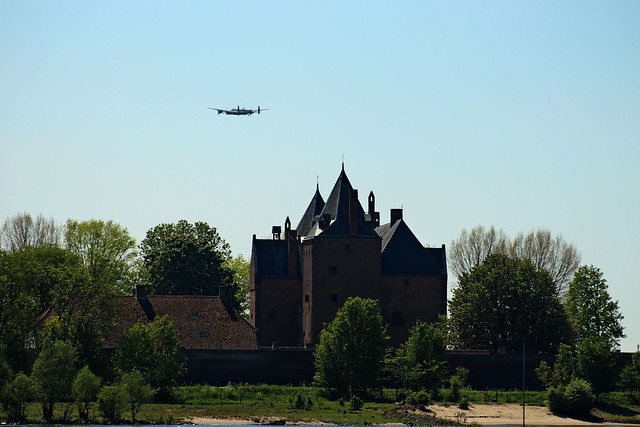 2018-05-04; 0063. Herdenkingsvlucht BBMF Lancaster AR-L PA474. Fort Vuren.