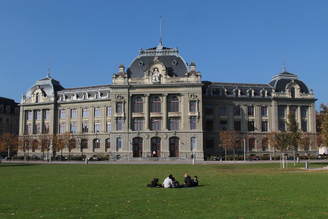 Hauptgebäude der Universität Bern ( Baujahr Fertigstellung 1903  - Uni Gebäude Architektur ) ob dem H.auptb.ahnhof Bern an der Hochschulstrasse 4 auf der grossen Schanze in der Stadt Bern im Kanton Bern der Schweiz