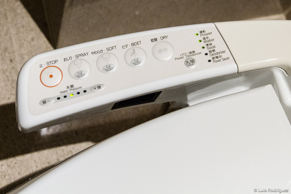 Controles bilingües de un inodoro washlet
