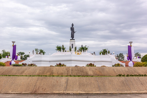 monument phokhunsiinthrathidmonument statue nakhonthai changwatphitsanulok thailand th