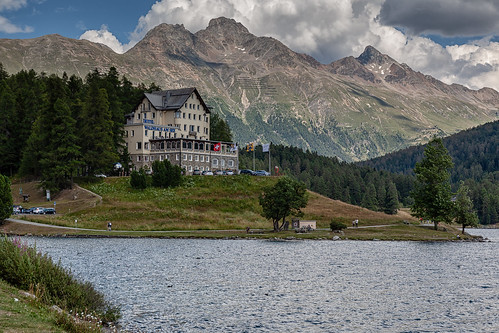 hotel suiza moritz lago montañas nieve nubes