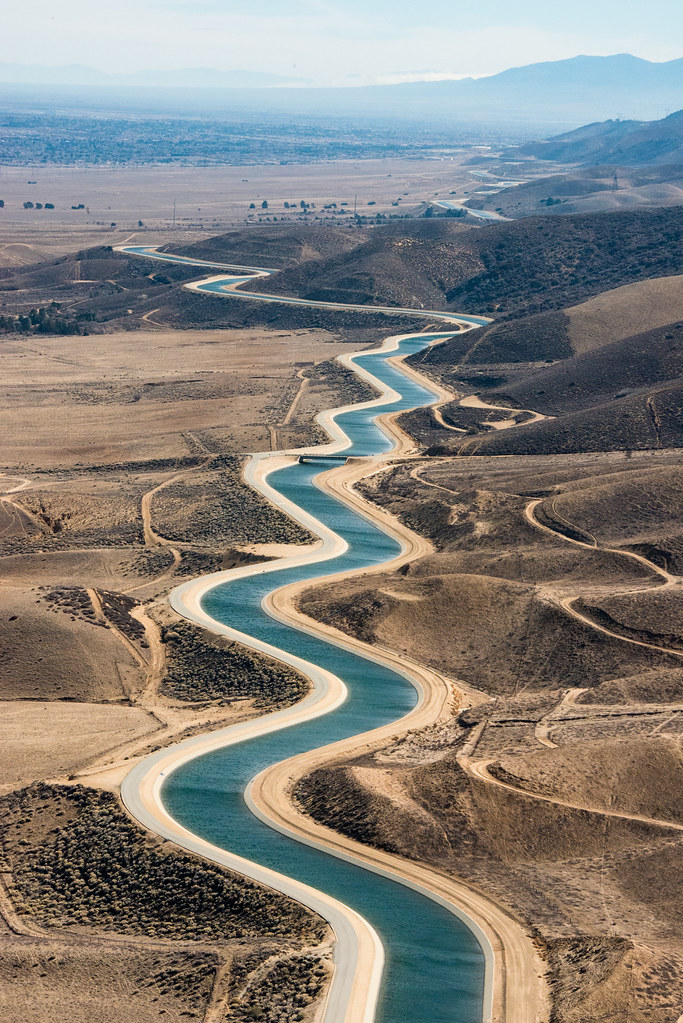 a-serpentine-stretch-of-the-california-aqueduct-in-palmdal-flickr