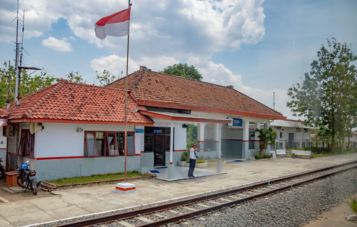 station stasiun railway keretaapi indonesia jawa java dutch heritage building architecture jawabarat westjava luwung cirebon