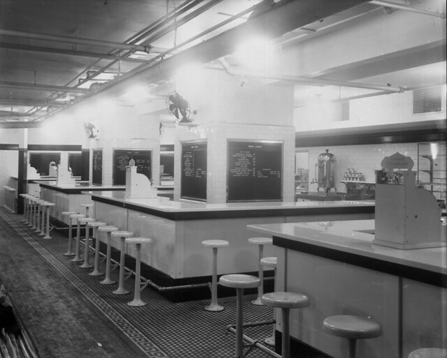 Lunch counter, F.W. Woolworth, Co. Ltd., Toronto, Ontario / Casse-croûte, F. W. Woolworth, Toronto (Ontario)