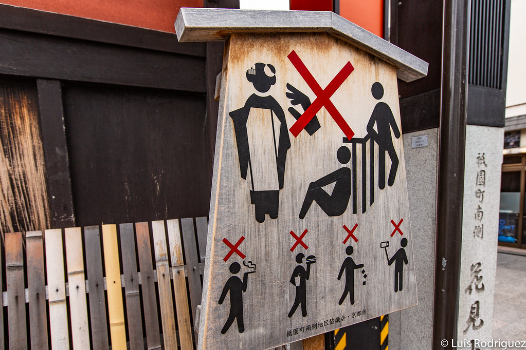 Normas y prohibiciones para dejar tranquilas a maikos y geishas de Gion