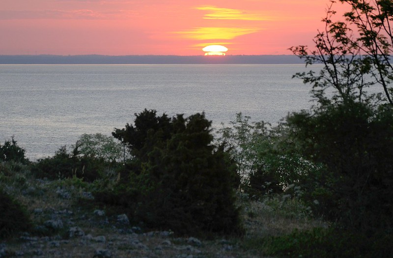 20180529-003F | Sonnenaufgang auf Stora Karlsö. In der Sonne zeichnen sich die Kirchtürme von Sanda und Mästerby ab. Gotland/Schweden, 29.05.2018