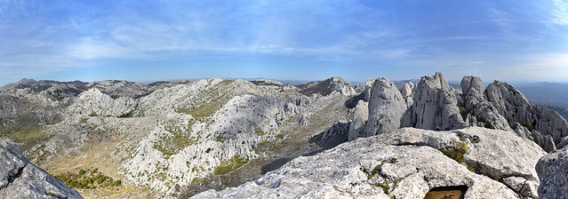 panoramski pogled s vrha Tulovih greda (1120 m), Park prirode Velebit, Hrvatska / panoramic view from the summit of Tulove grede (1120 m), Velebit Nature Park, Croatia