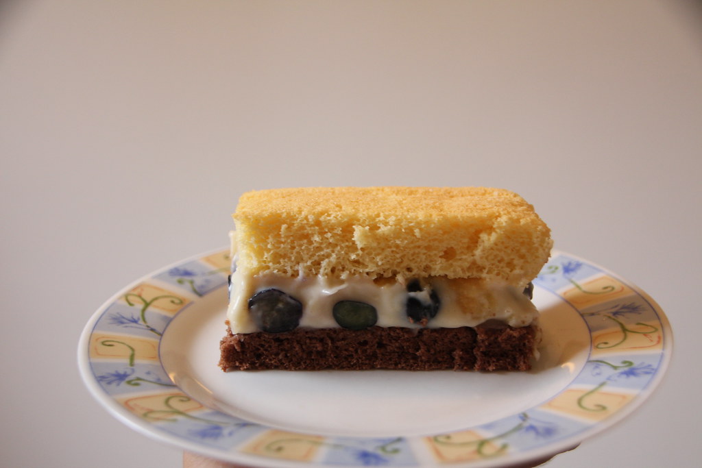 Piskóta marcipános áfonyás krémmel / Sponge cake with marzipan and blueberry