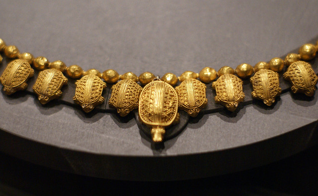 Goldene Halskette mit Anhängern in Form von Schildkröten (golden necklace with turtle-form pendants)