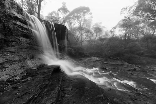 newsouthwales australia au nsw blue mountains weeping rock wentworth falls waterfall mist fog rain cloud water creek river