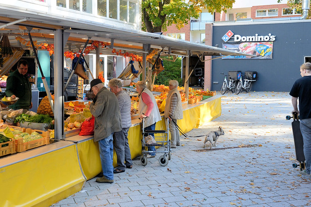 8658 Marktstand auf dem Wochenmarkt Quedlinburger Weg im Hamburger Stadtteil Niendorf.