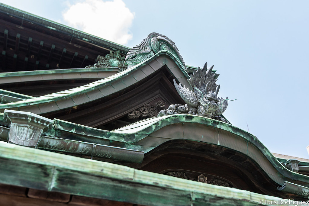 Drag&oacute;n azul del este (Seiryu) en uno de los laterales del balneario Dogo Onsen Honkan