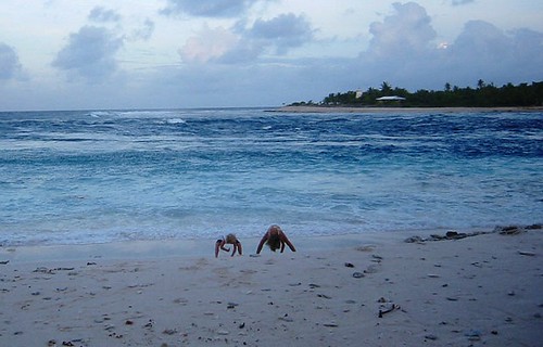 tahiti france polynesia rangiroa brother sister resort atoll lagoon girl little woman タヒチ franchpolynesia 環礁 ランギロア ポリネシア atool polynésiefrançaise フレンチポリネシア island kiaora