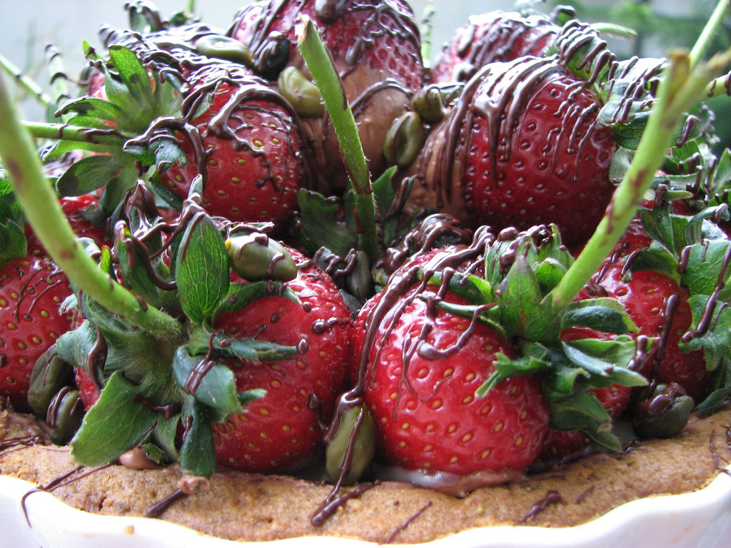Erdbeer-Schoko-Tart im Pistazien-Mürbteig mit Vanillebutte… | Flickr