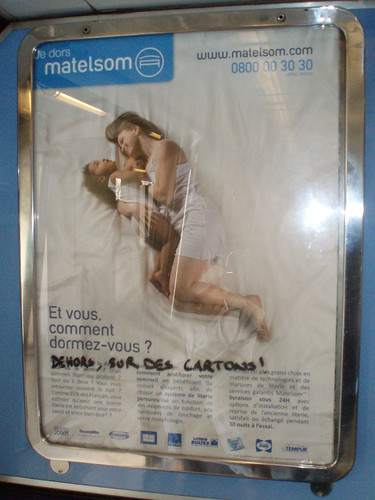 dehors sur des cartons | by 2.
