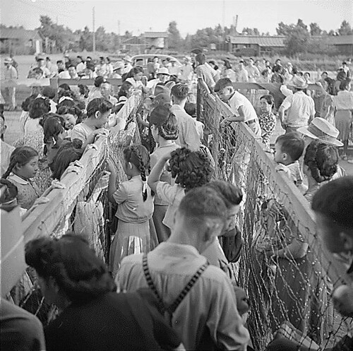 Photographie du camp de relocalisation pour les Américains d'origine japonaise de Poston, en Arizona, prise par Hikaru Iwasaki, 1945.