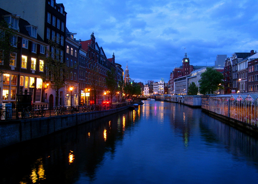Амстердам время. Улица красных фонарей Амстердам.