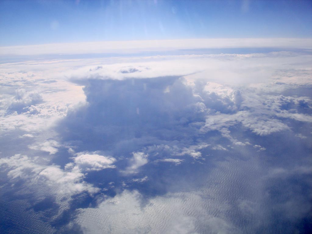 Высота облаков погода. Высота облаков. Облака с высоты птичьего полета. Высотные облака. Облака на высоте 100 метров.