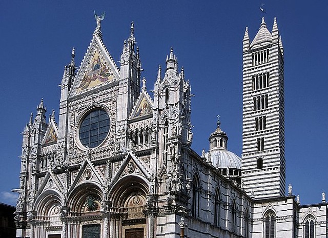 t0301147 | Der Dom Santa Maria in Siena wurde um 1210 begonnen. Seine prächtige Marmorfassade ist das Werk Giovanni Pisanos. Der Bau eines neuen, noch größeren Domes blieb in seinen Anfängen stecken. Toscana, 18.04.2003