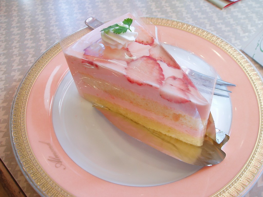 Японский торт. Кусочек японского торта. Японские торты на тонком тесте розовые. Do they like Cakes. They like cakes