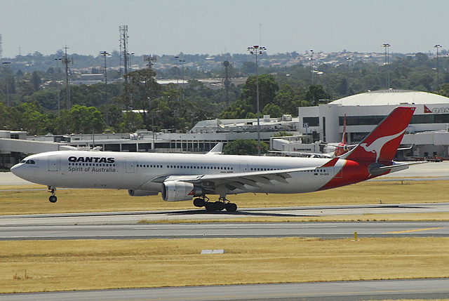 Qantas A330 Landing.