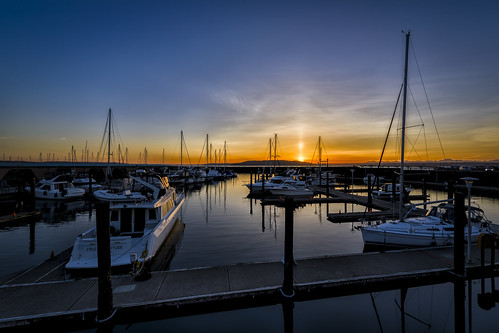 sunset sky boats harbor washington unitedstates pugetsound sailboats desmoines atmosphericphenomenon suncolumn desmoinesmarina