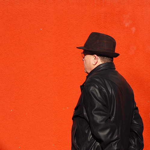 black with hat on red by Werner Schnell (1.stream)