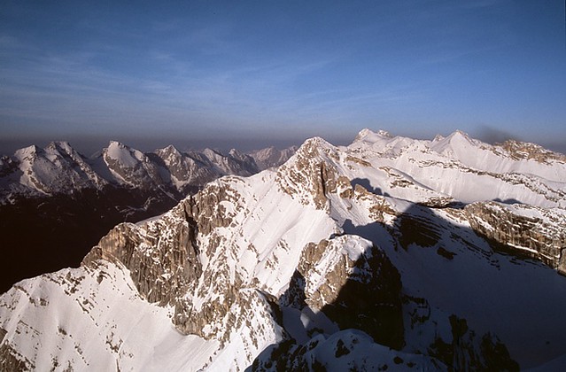 t0701002 | Blick von der Pleisenspitze (2567 m) zur nördlichen und zentralen Karwendelkette. Karwendel / Tirol, 06.04.2007