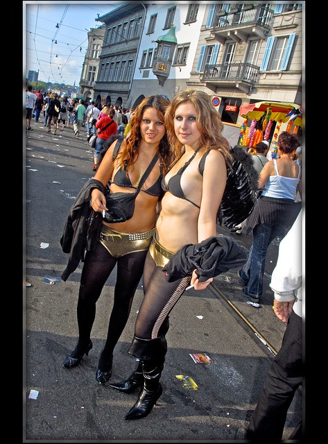 Zurich Street Parade 2007 : Women in gold and black...