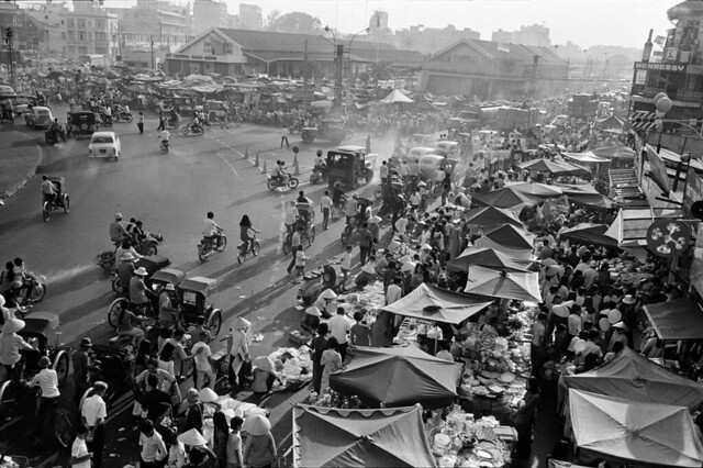 Saigon 1972 - Photo by A. Abbas - Chợ Tết chợ Bến Thành