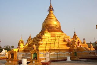 M005/Myanmar/Mandalay/Temple Kutho Daw Pagoda | by dany13