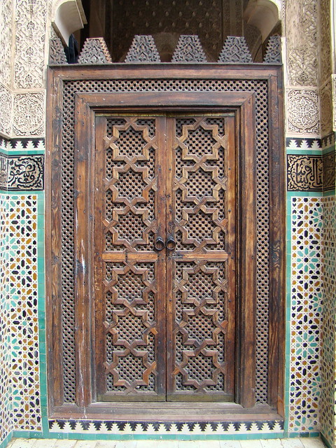 puerta de madera tallada azulejos interior del patio Madraza Bou Inania de Fez Marruecos 06