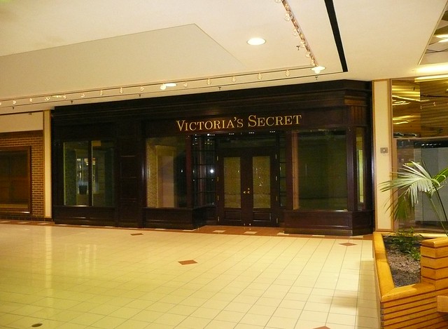 Overland Park, KS Metcalf South Shopping Center (a dead mall) Victoria's Secret