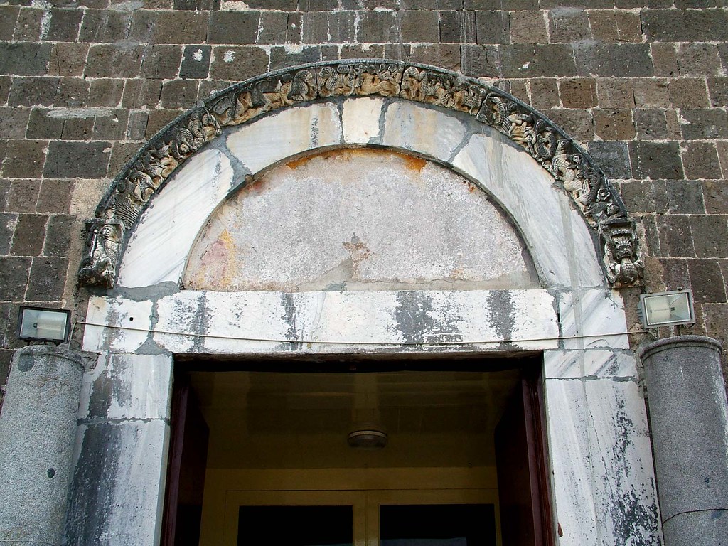 Calvi Risorta - Cattedrale XI sec. -  facciata-portale.