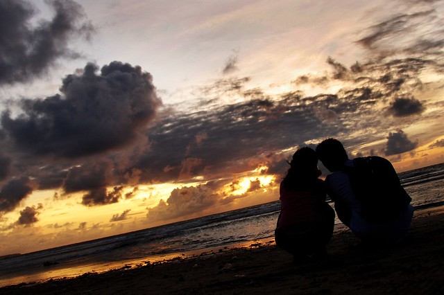 pasangan romantis menikmati sunset