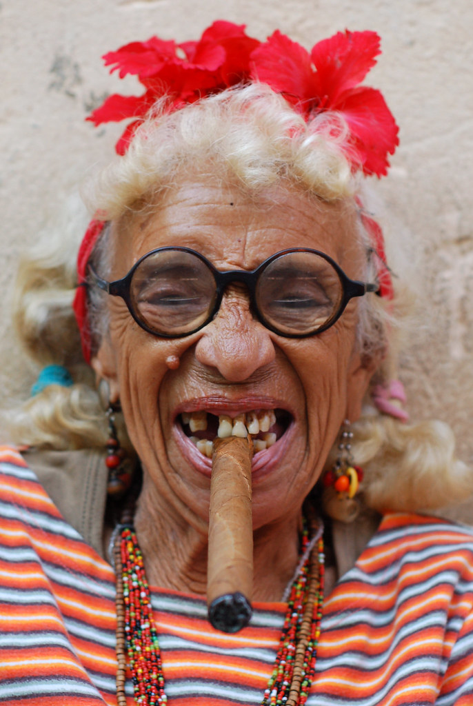 Бабушка без зубов. Смешные старушки. Накрашенные бабульки. Старая бабушка с сигарой.