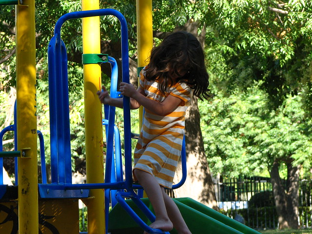 mi hija en los juegos del parque!