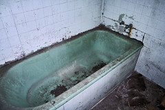 a gungy abandoned bath by apple8apples