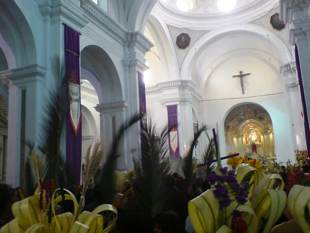Procesión de palmas el Domingo de Ramos, interior del templo de La Merced, Antigua Guatemala.